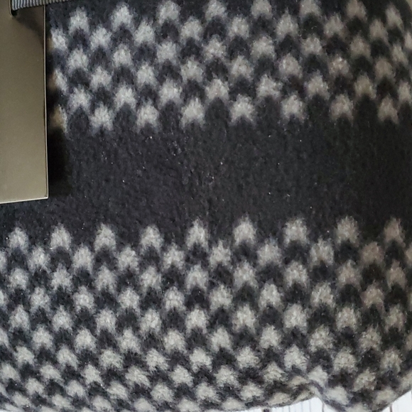 🆕️ IKE BEHAR REVERSIBLE FASHION WRAP (GREY & BLACK) - Picture 5 of 8